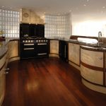 Cucina dalla forma insolita senza pensili