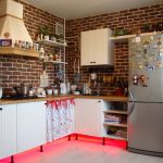 Cucina con illuminazione senza pensili
