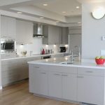 Cucina con controsoffitto e mobili alti fino al soffitto