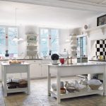 Cucina con parete a scacchiera senza pensili