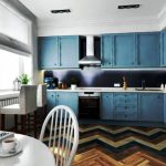 Cucina con mobili alti fino al soffitto in blu