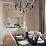 Cucina sala da pranzo senza pensili con colonne