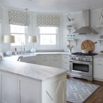 Cucina con finestre di forma irregolare senza pensili