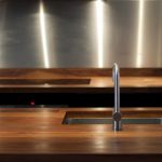 Piano di lavoro in legno in una spaziosa cucina