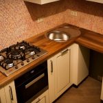 Piano di lavoro della cucina in legno di noce