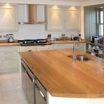 Set da cucina con piano di lavoro in legno