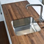 Tavolo da cucina con lavello integrato e piano di lavoro in legno