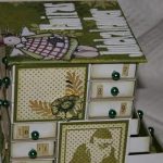 Cassettiera quadrata con cassetti numerati