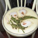 Gigli su una sedia realizzata con la tecnica del decoupage