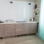 Piccola cucina moderna senza pensili
