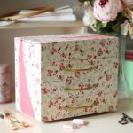 Piccola cassettiera a forma di fiore per la decorazione