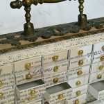 Mini cassettiera in cartone con molti cassetti