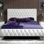 Letto bianco morbido all'interno