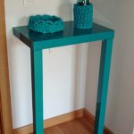 Piccola consolle color turchese