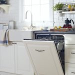 Piccola cucina vicino alla finestra senza pensili