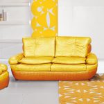 Piccolo divano letto giallo