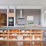 Cucina in legno insolita senza pensili