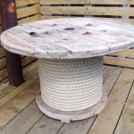 Design insolito di un tavolo rotondo con una gamba avvolta in spago