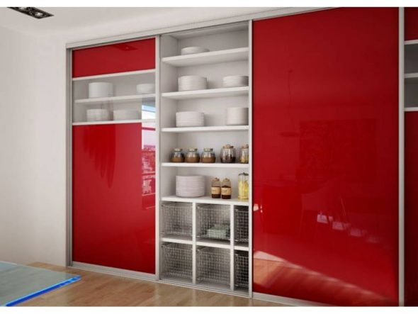 Armadio scorrevole in cucina fino al soffitto