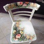 Delicate rose su un sedile decorato con la tecnica del decoupage con le tue mani