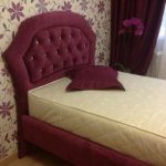 Letto singolo con testiera capitonné bordeaux