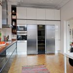Progettazione della cucina fino al soffitto per un uso efficiente dello spazio