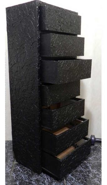 Cassettiera nera dopo la verniciatura