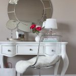 Tavolo bianco originale in un interno moderno
