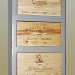 La struttura della cassettiera è realizzata in cartone, accuratamente verniciato di grigio e sembra metallo.