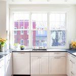 Cucina a U lungo le finestre senza pensili