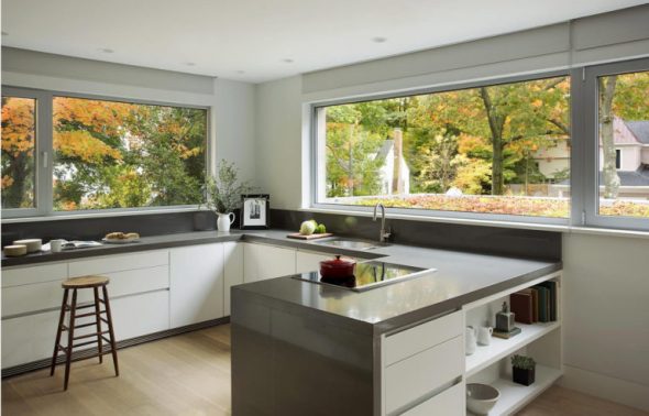 Cucina con finestre al posto dei cassetti