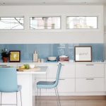 Cucina semplice blu e bianca senza pensili