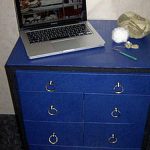 Cassettiera in cartone blu semplice e robusta