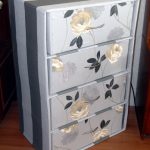 Una semplice cassettiera realizzata in cartone e rivestita con carta da parati