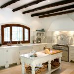 Ampia cucina con travi a vista e senza pensili