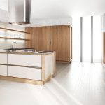Ampia cucina con isola e senza pensili