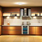 Ampia cucina con illuminazione e mobili alti