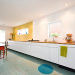 Ampia cucina con mobili bassi