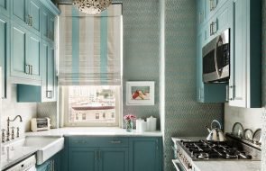 Delicata cucina e soffitto color turchese