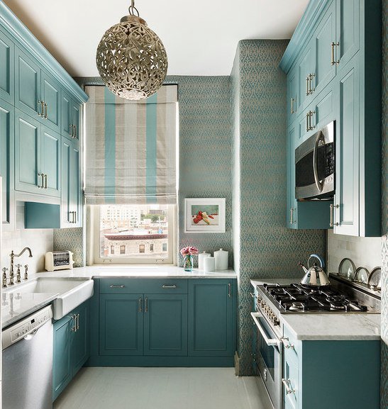 Delicata cucina e soffitto color turchese