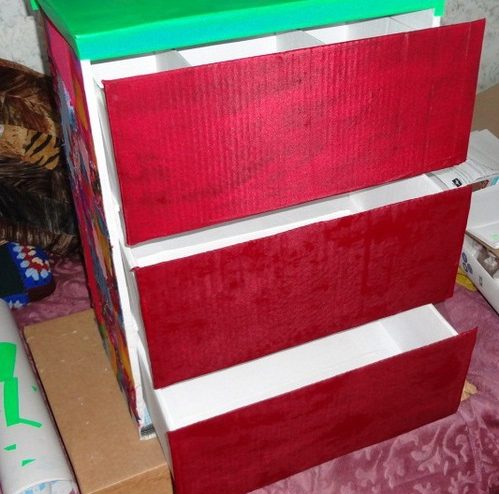 Cassettiera multicolore in cartone