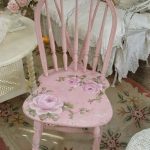 Sedia rosa con schienale insolito