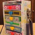 Cassettiera artigianale in cartone con decoro floreale