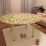 Tavolo in compensato fai da te decorato con foto
