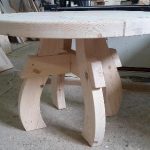Tavolo in legno massello fatto in casa senza lavorazioni aggiuntive