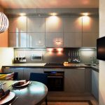 Mobili da cucina grigi fino al soffitto con illuminazione