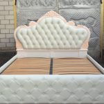 Lussuoso letto color latte con aggancio per carrozza
