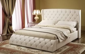 Lussuoso letto morbido con decoro capitonné nella camera da letto