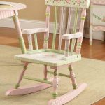 Splendida sedia a dondolo per bambina realizzata con la tecnica del decoupage