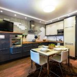 Armadi e un mobile alto fino al soffitto in cucina